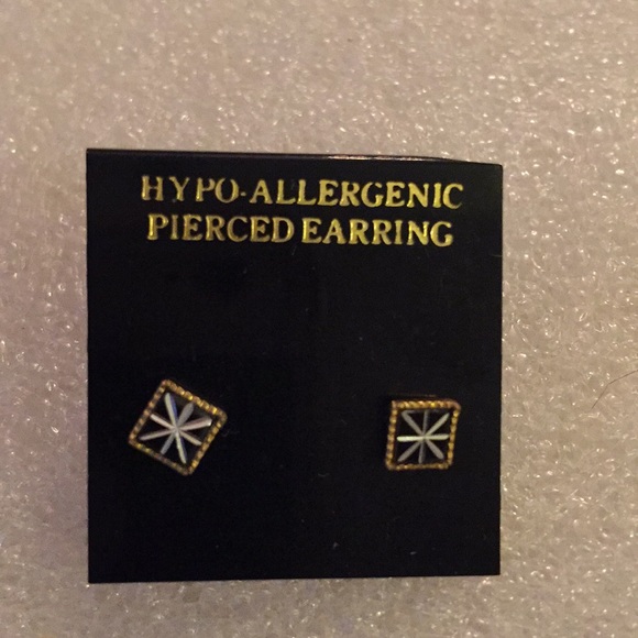 Hypo Allergenic earring - Picture 1 of 3